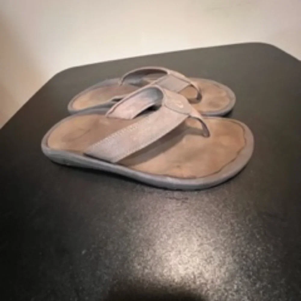Olukai Ohana size 10 brown flipflop